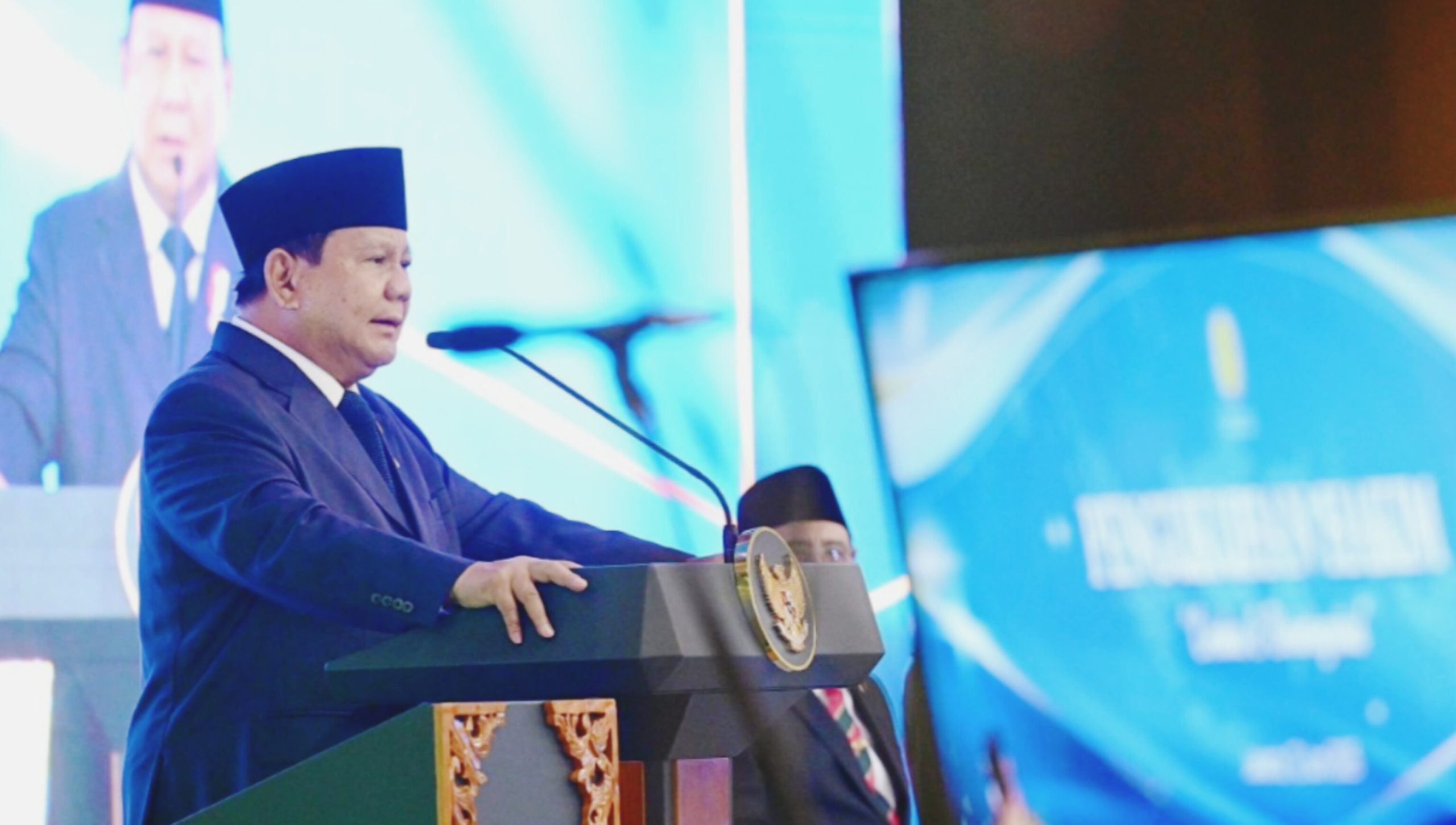 seorang hakim Indonesia dengan latar grafik kenaikan gaji 280 persen dan Mahkamah Agung, menandai reformasi peradilan era Presiden Prabowo.