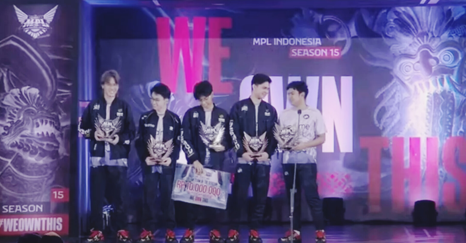 Logo tim RRQ, Onic Esports, dan TLID menghiasi panggung turnamen MPL Season 15