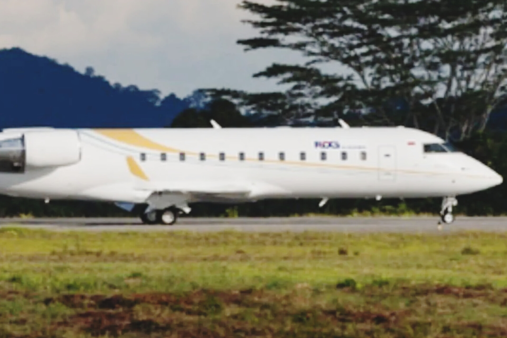Gedung KPK dan ilustrasi jet pribadi yang diduga terkait kasus korupsi Papua