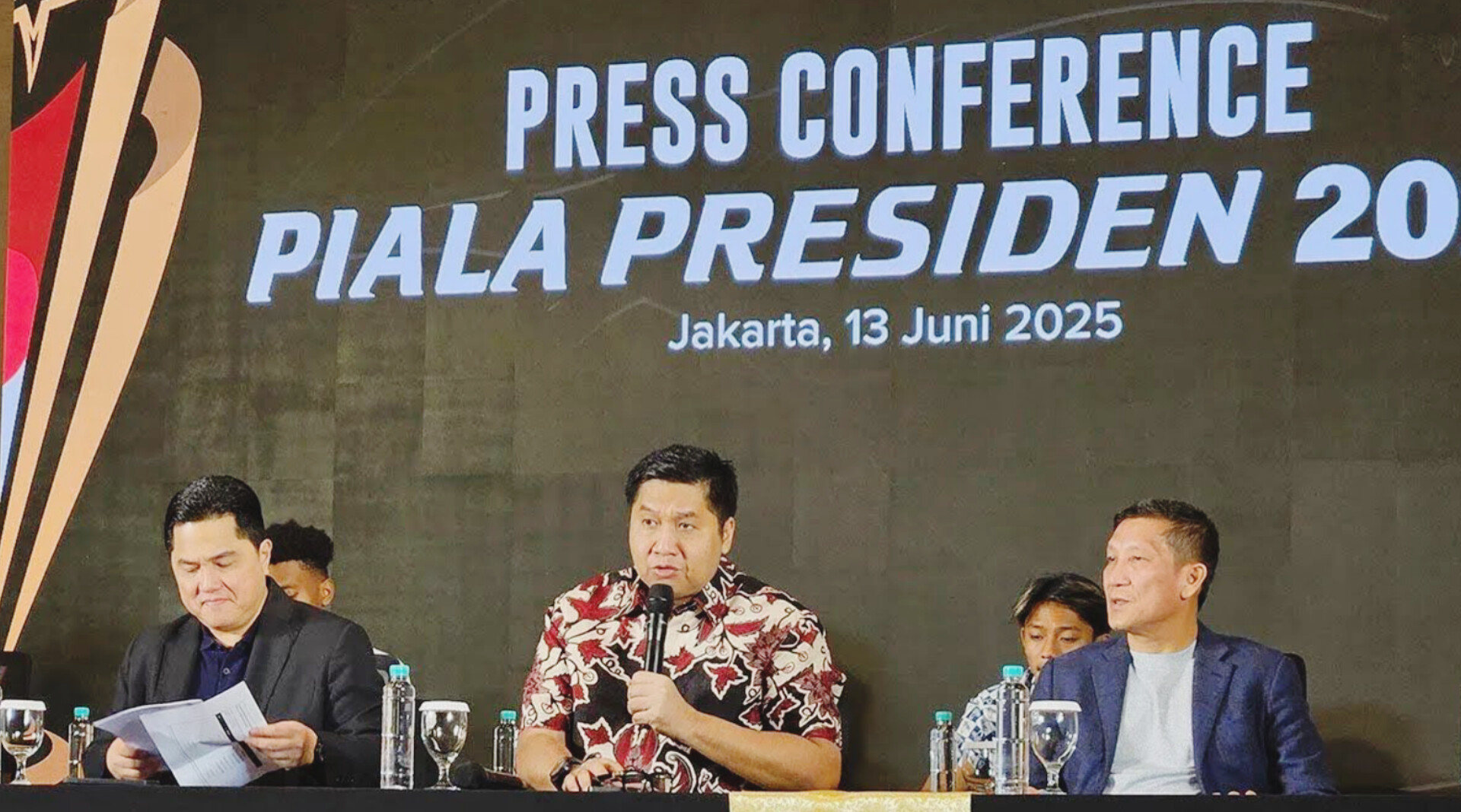 Ketua SC Maruarar Sirait dan poster Piala Presiden 2025 dengan latar Stadion GBK dan logo klub peserta