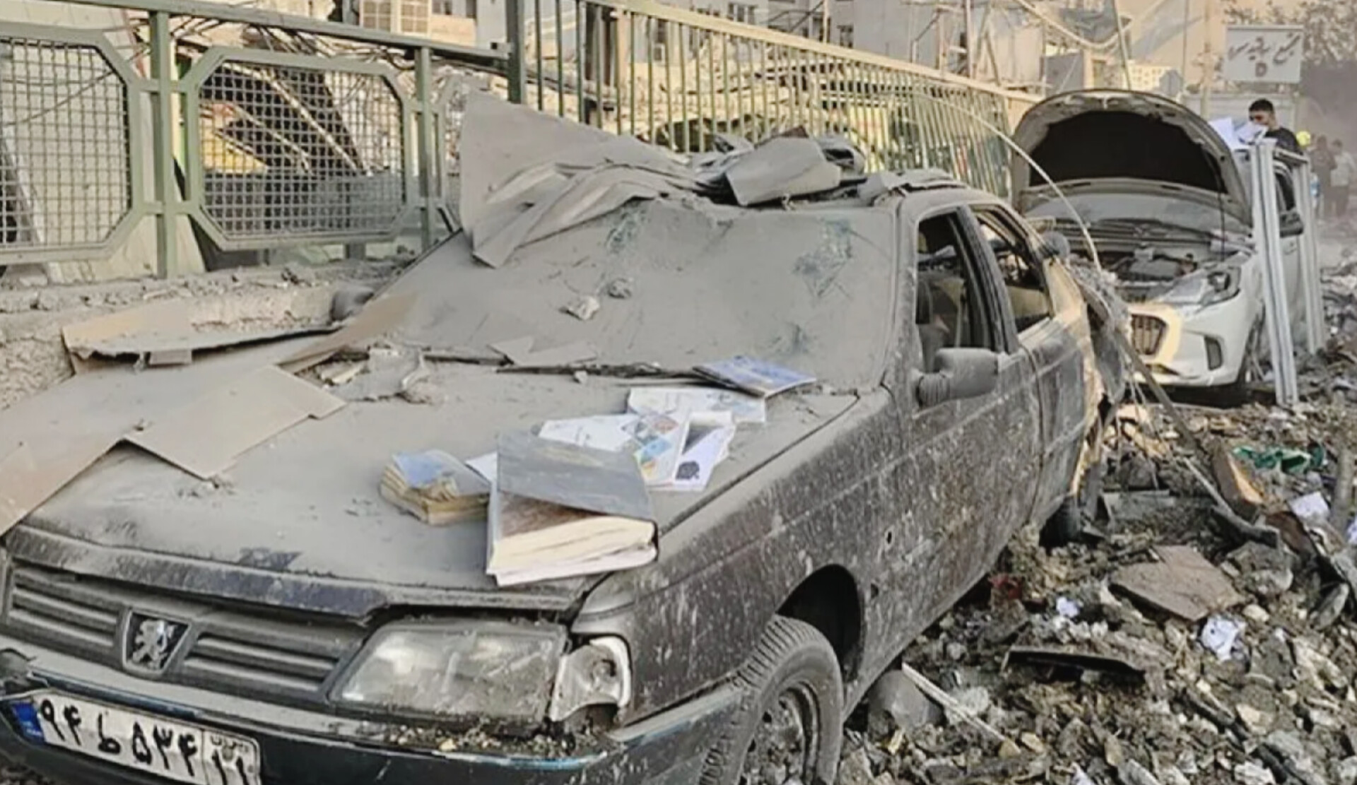 Asap membubung di atas Pangkalan Udara Nevatim akibat serangan rudal Iran