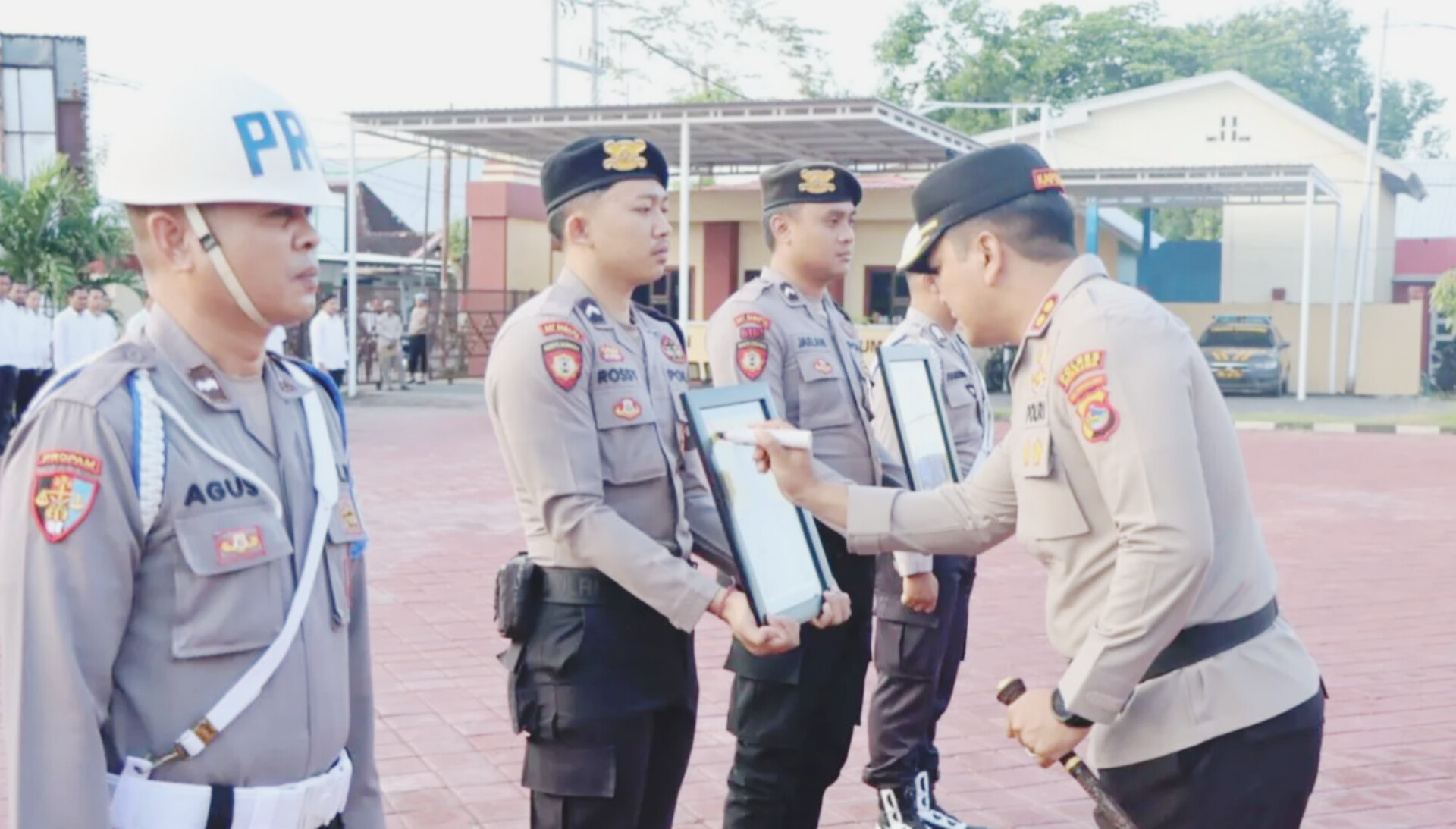 Upacara pemecatan dua anggota Polres Sumbawa karena kasus narkoba