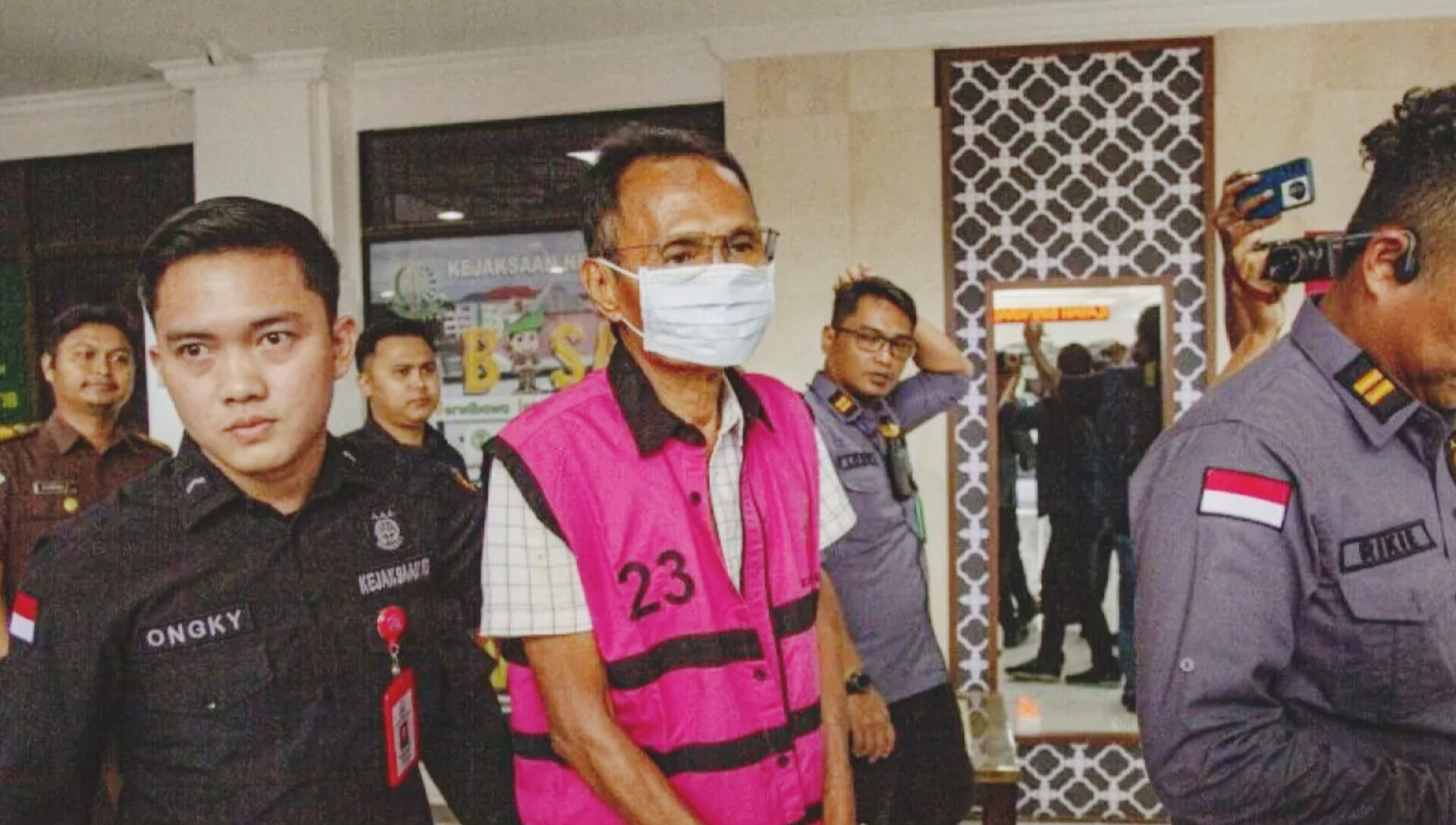 Warga negara asing tersangka kasus penjualan fasum-fasos di Batam saat diperiksa Kejaksaan