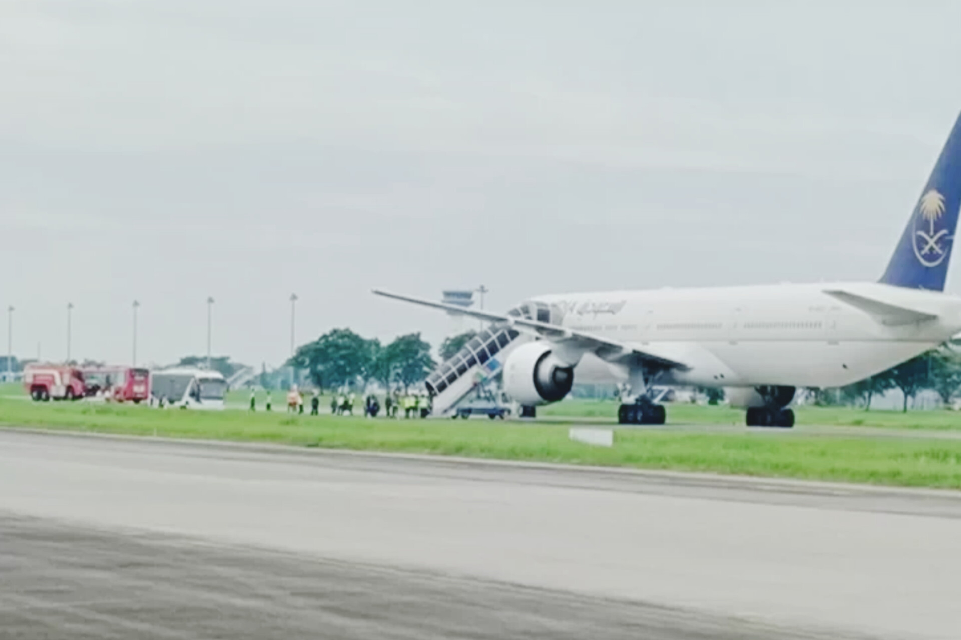 Pesawat Saudi Airlines dikelilingi petugas keamanan di Bandara Kualanamu usai mendarat darurat karena ancaman bom