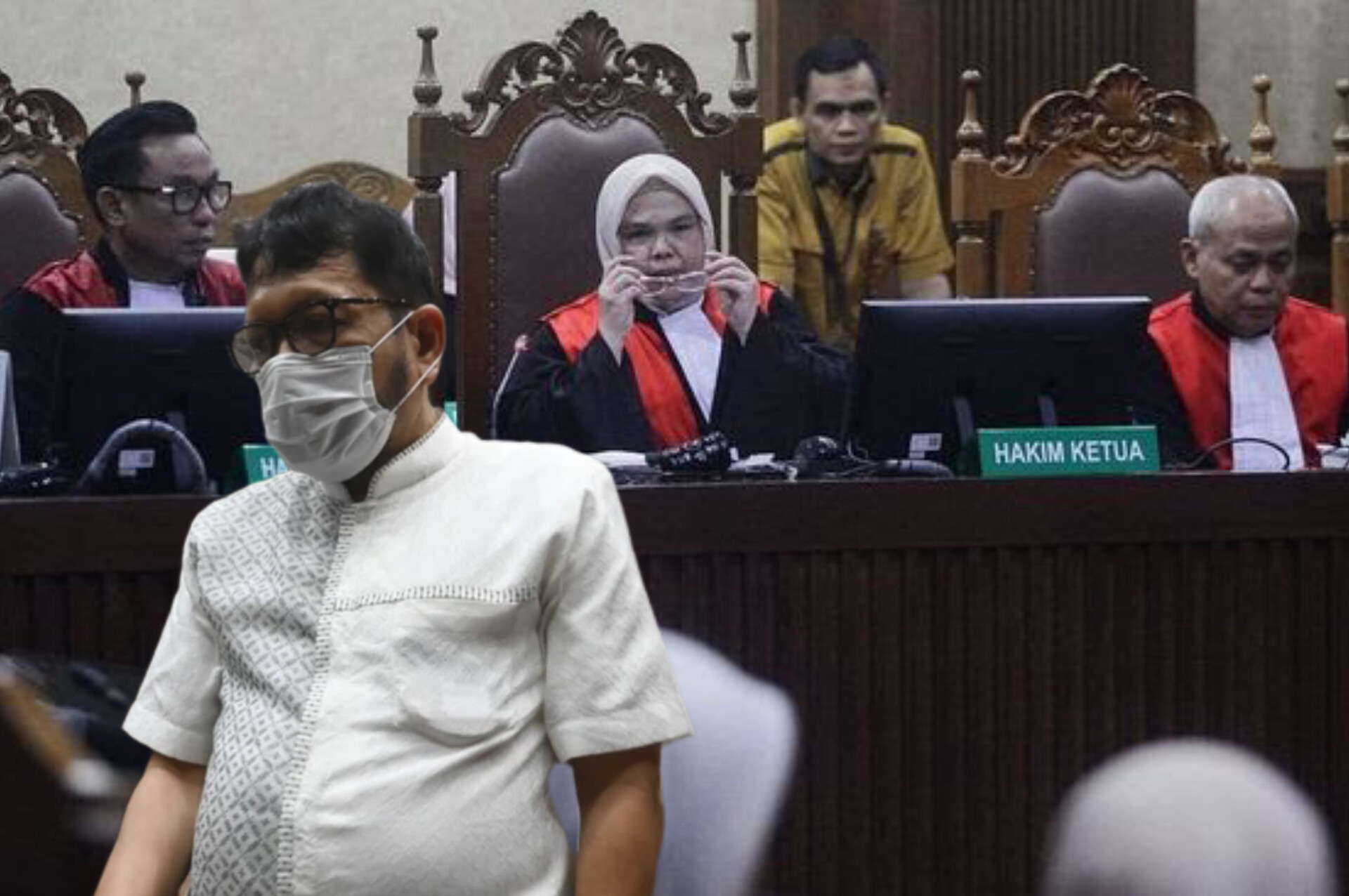 Ketua majelis hakim menangis saat membacakan vonis terhadap Zarof Ricar di Pengadilan Tipikor