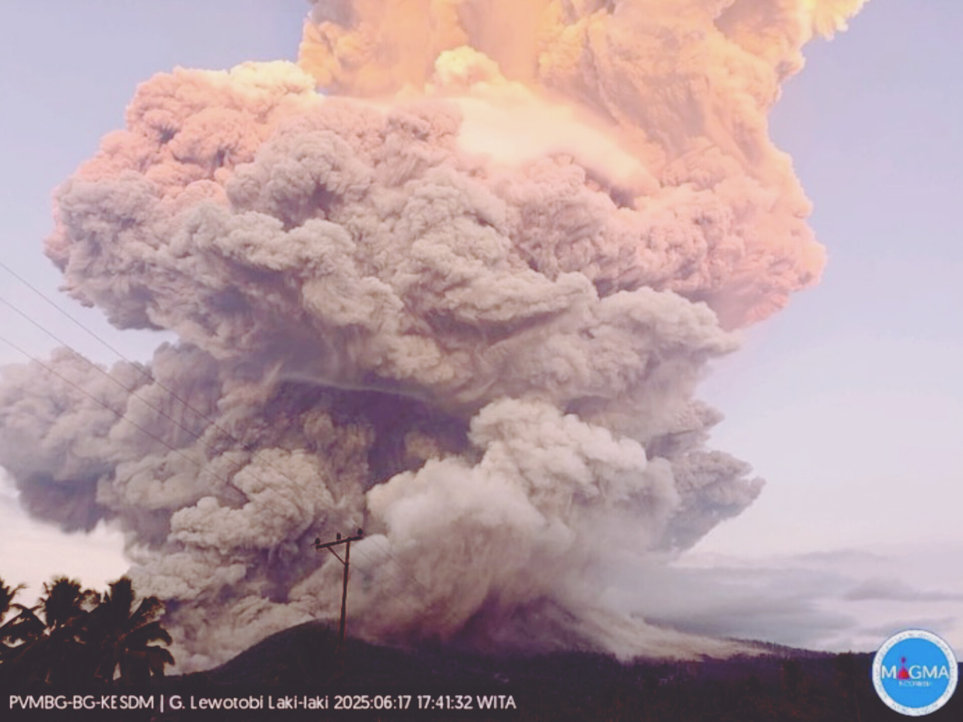 Awan abu vulkanik dari Gunung Lewotobi terlihat membumbung tinggi di langit Flores Timur