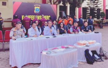 Petugas Polri menyampaikan konferensi pers terkait pengungkapan ratusan kasus perdagangan orang di Mapolda Sumatera Utara, 20 Juni 2025.