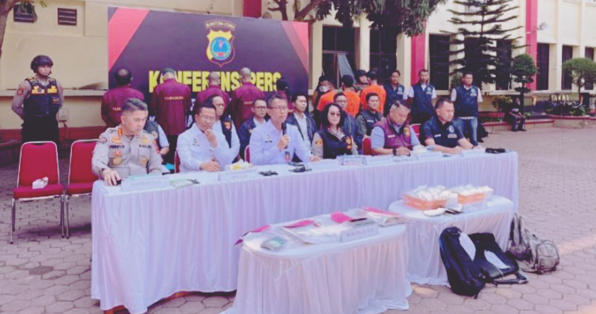 Petugas Polri menyampaikan konferensi pers terkait pengungkapan ratusan kasus perdagangan orang di Mapolda Sumatera Utara, 20 Juni 2025.