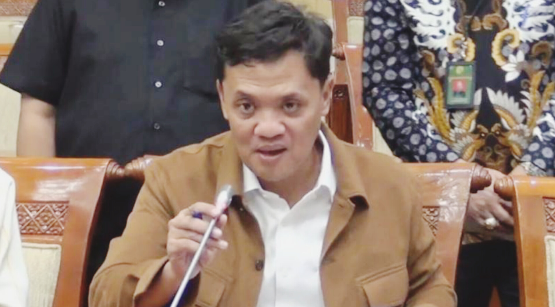Ketua Komisi III DPR RI Habiburokhman menyampaikan pernyataan resmi soal dugaan kejanggalan putusan kasus hak cipta Agnez Mo dalam konferensi pers di Senayan.