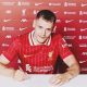 Florian Wirtz mengenakan jersey Liverpool usai resmi diperkenalkan sebagai rekrutan anyar di Anfield.