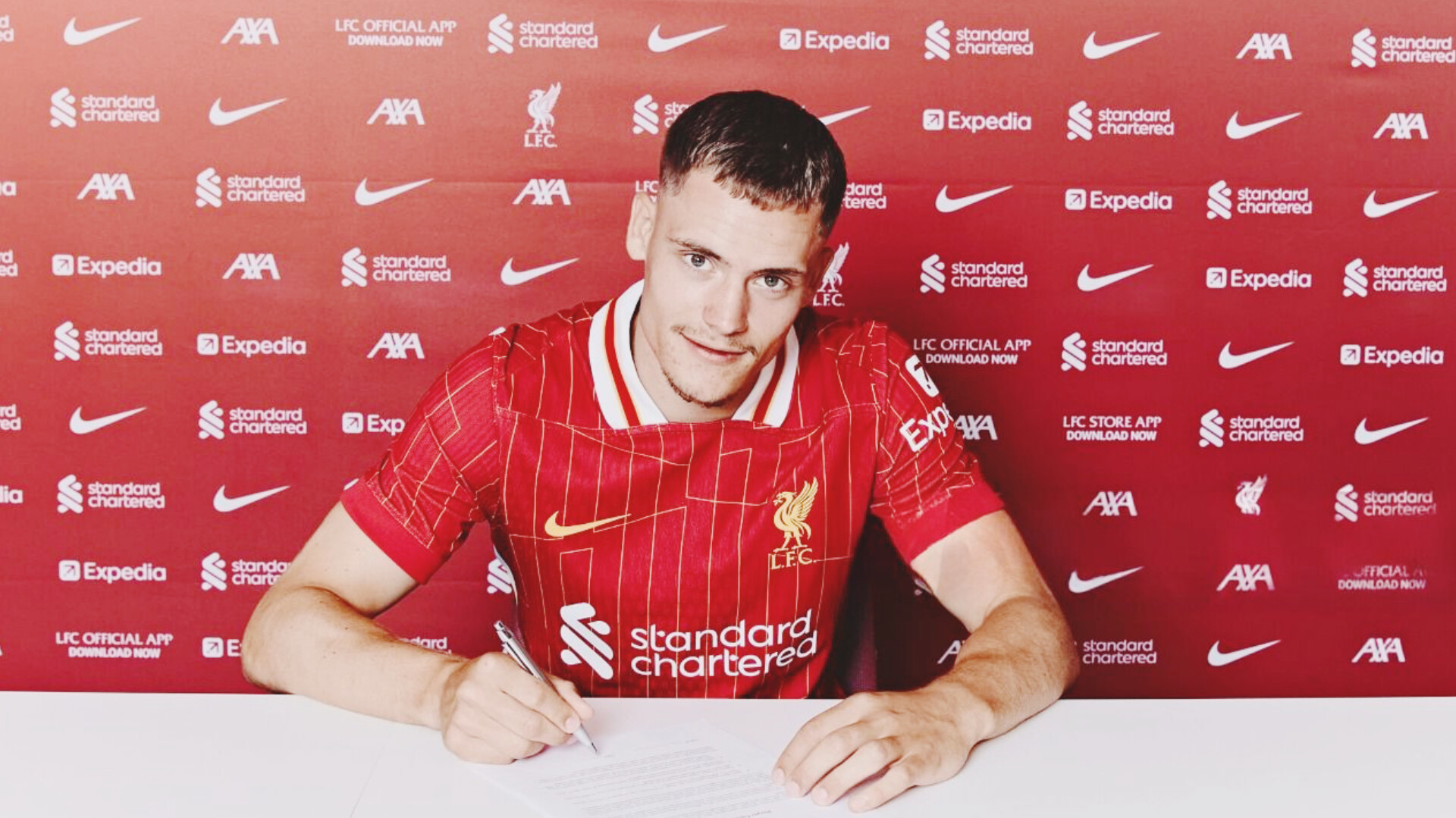 Florian Wirtz mengenakan jersey Liverpool usai resmi diperkenalkan sebagai rekrutan anyar di Anfield.