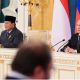Presiden Vladimir Putin dan Presiden Prabowo Subianto berjabat tangan di Istana Konstantinovsky, St. Petersburg, usai pertemuan bilateral BRICS 2025.