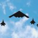 Enam pesawat pengebom siluman B-2 Spirit milik Angkatan Udara Amerika Serikat terbang dalam formasi malam hari dari Pangkalan Udara Whiteman, Missouri.