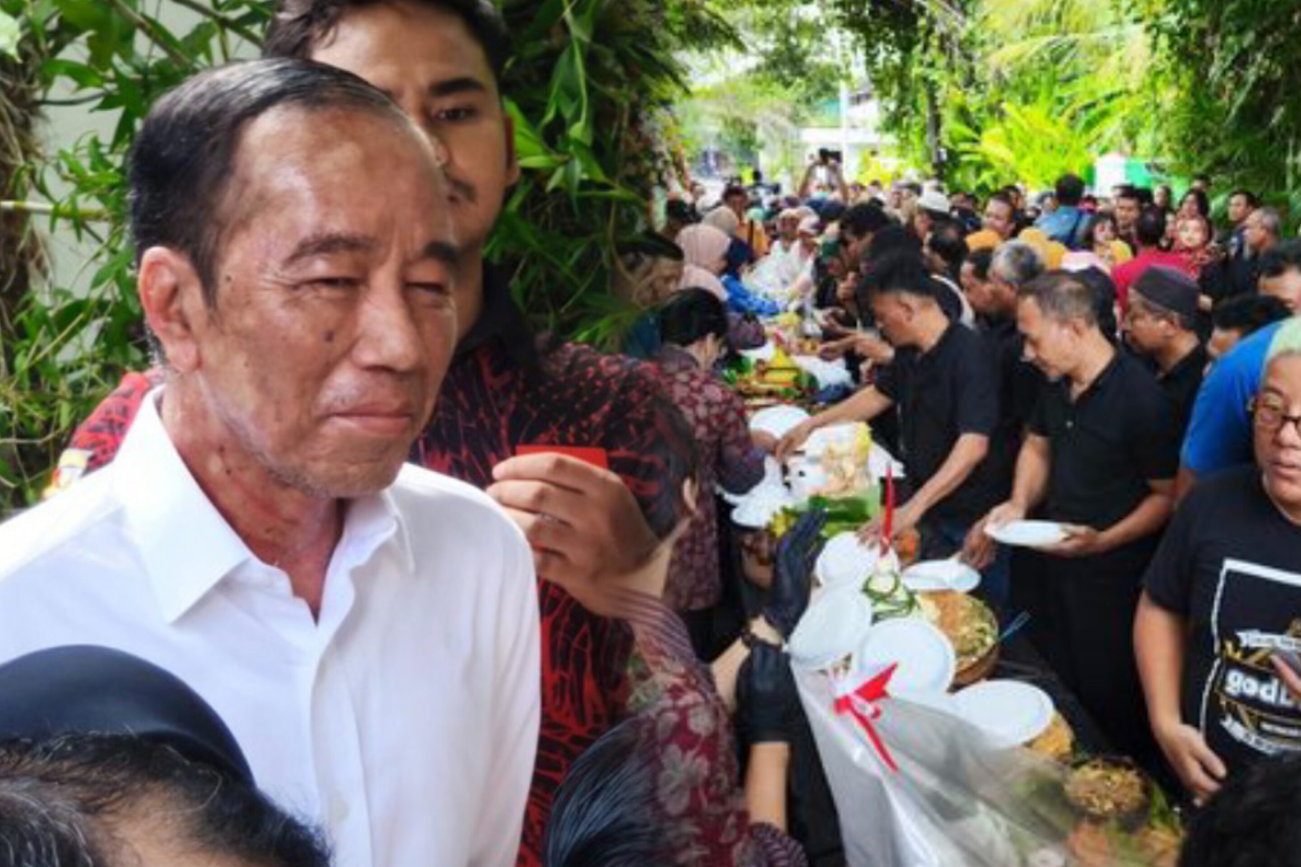 Presiden Joko Widodo tersenyum dan melambaikan tangan kepada warga saat menyapa dari halaman rumahnya di Solo, tengah menjalani pemulihan dari alergi kulit.