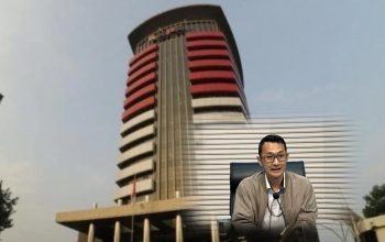 Anggota DPR RI Anwar Sadad berjalan menuju ruang pemeriksaan KPK di Surabaya terkait kasus dugaan korupsi dana hibah Jatim.