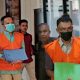 Petugas Kejati Jateng menggiring dua tersangka pejabat daerah Klaten dan Cilacap yang terlibat korupsi aset miliaran rupiah.