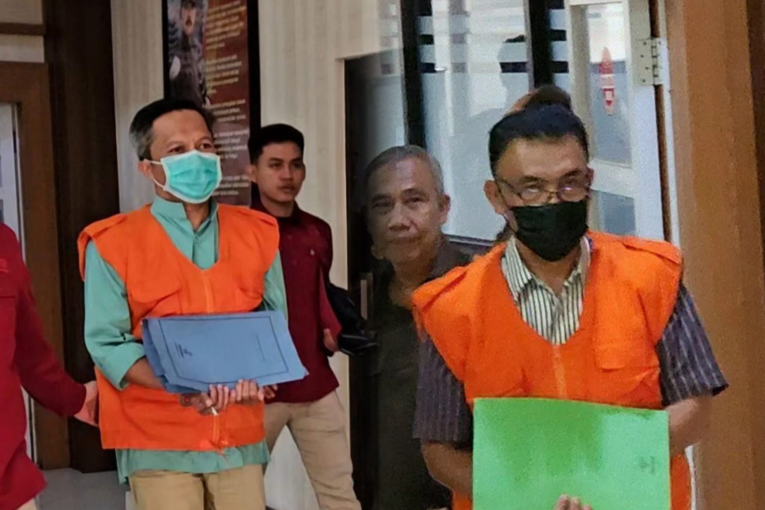 Petugas Kejati Jateng menggiring dua tersangka pejabat daerah Klaten dan Cilacap yang terlibat korupsi aset miliaran rupiah.