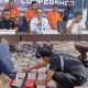 Petugas BNNP Babel menunjukkan barang bukti sabu dan ganja hasil penggagalan di Pelabuhan Mentok.