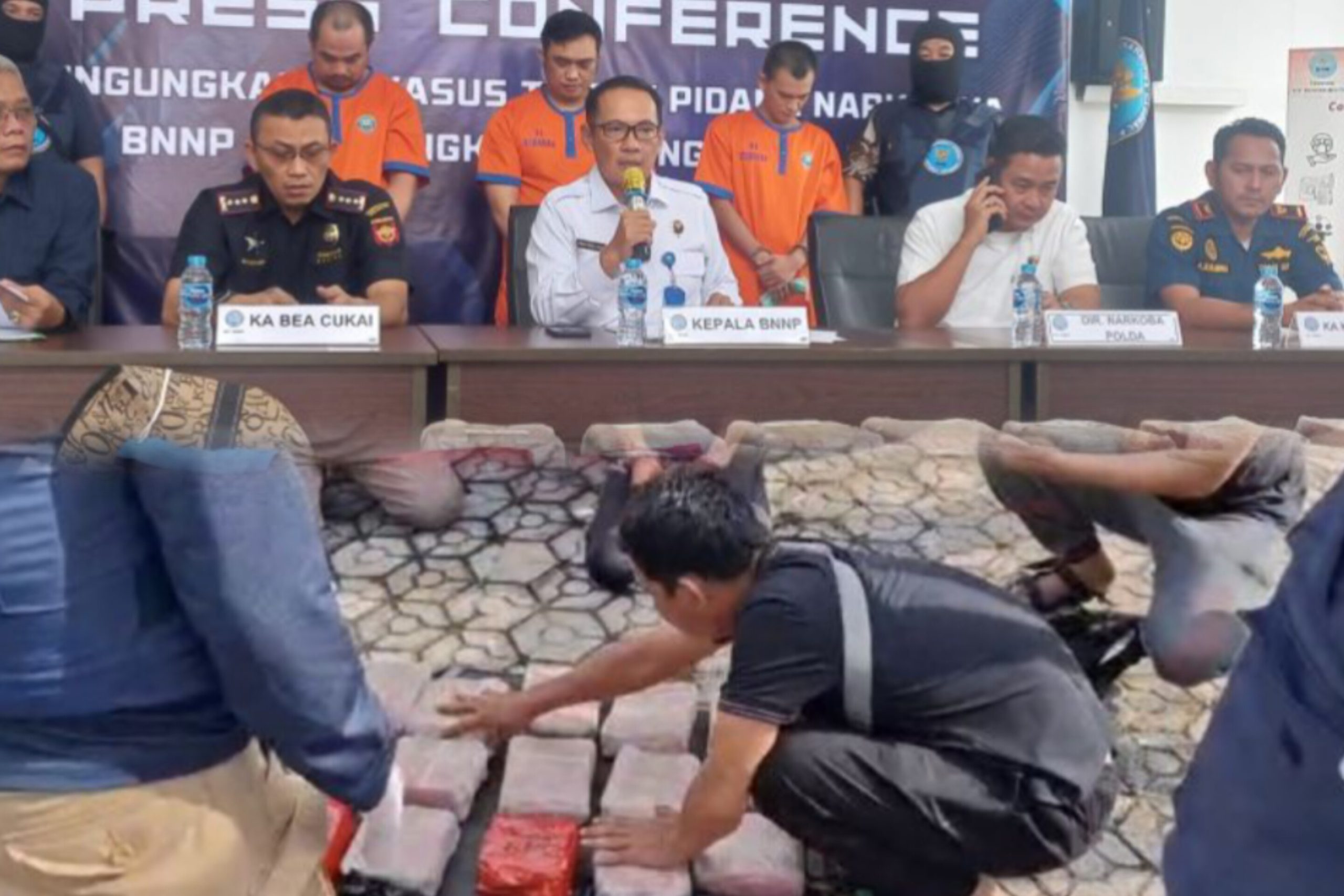 Petugas BNNP Babel menunjukkan barang bukti sabu dan ganja hasil penggagalan di Pelabuhan Mentok.