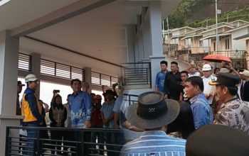 Gubernur Sulawesi Utara Yulius Selvanus Komaling meninjau pembangunan kawasan relokasi korban erupsi Gunung Ruang di Desa Modisi, Bolsel, Sabtu (28/6/2025).