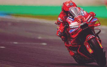 Marc Marquez merayakan kemenangan Sprint Race MotoGP Assen 2025 di atas podium bersama Alex Marquez dan Marco Bezzecchi.