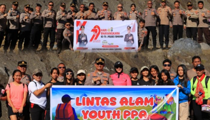 Menembus Kabut Lokon! Kapolres Tomohon Pimpin Pendakian Sakral di HUT Bhayangkara ke-79