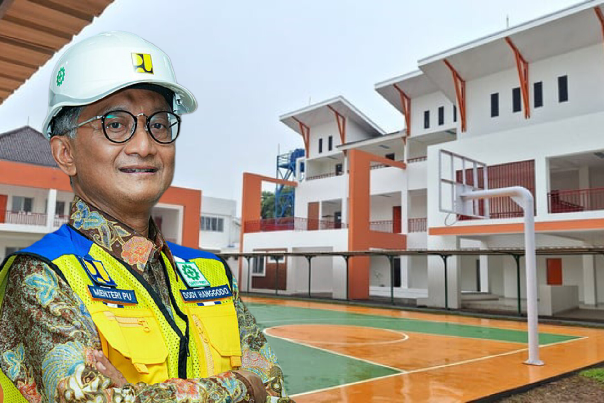 Pekerja menyelesaikan pembangunan Sekolah Rakyat di Sentra Handayani, Jakarta Timur, sebagai bagian program pendidikan gratis bagi keluarga miskin.