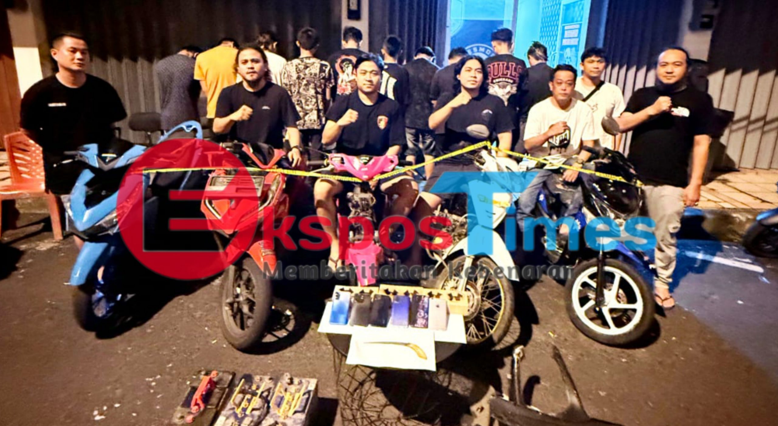 Tim Resmob Polda Sulut menangkap 11 pelaku kriminal jalanan di wilayah Manado, Tomohon, dan Minahasa, disertai barang bukti seperti motor curian, HP, aki mobil, dan senjata tajam.