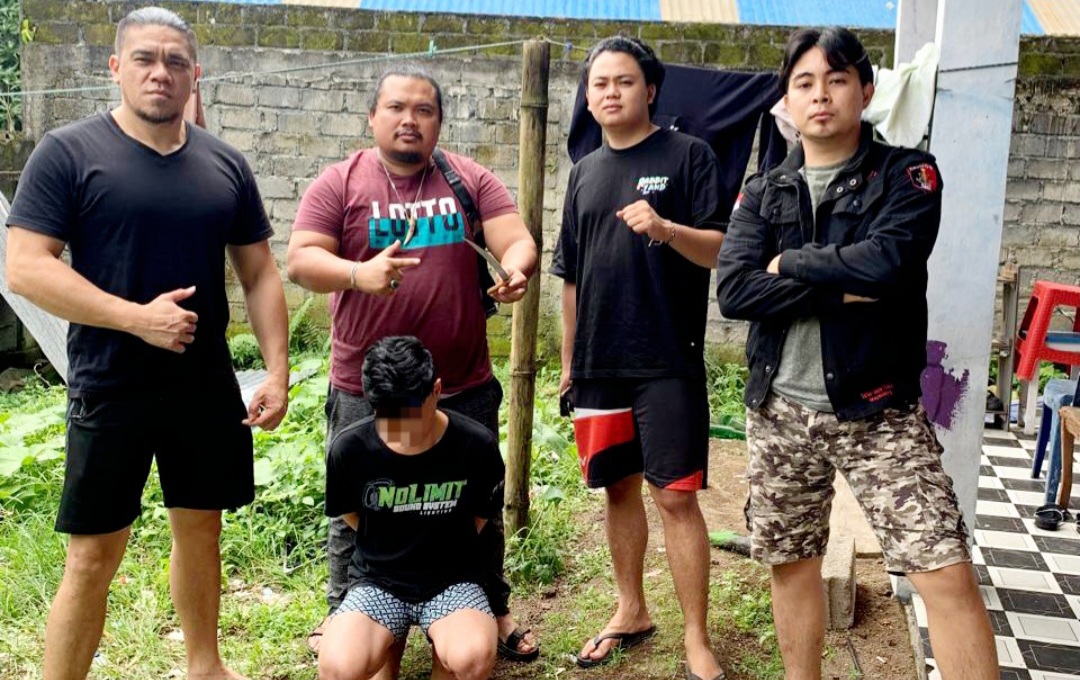 Polisi memasang garis polisi di rumah kost dekat Kampus UNIMA, lokasi pemuda 20 tahun tewas akibat tiga tikaman dalam insiden berdarah yang dipicu konflik asmara.