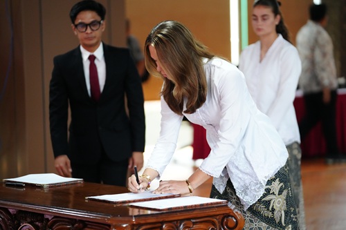 Iris Joska de Rouw mengucap sumpah WNI di Kantor Ditjen AHU Jakarta Selatan, bersiap perkuat Timnas Putri Indonesia.