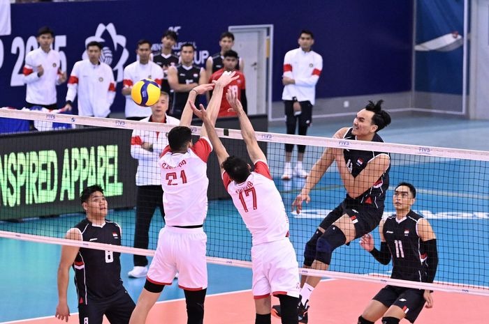 Pemain timnas voli putra Indonesia berusaha menahan smash pemain Bahrain dalam laga AVC Nations Cup 2025 di Manama.