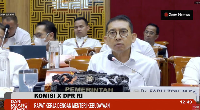 Anggota Komisi X DPR RI tampak menangis saat rapat bersama Menteri Kebudayaan Fadli Zon, membahas kontroversi narasi sejarah Mei 1998.
