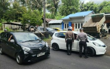 Petugas Satlantas Polres Minahasa memeriksa pengendara motor saat Operasi Patuh Samrat 2025 dengan pendekatan humanis dan edukatif di wilayah Tondano.
