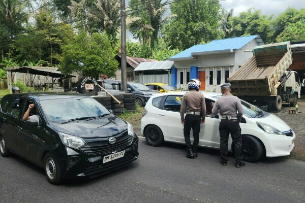 Petugas Satlantas Polres Minahasa memeriksa pengendara motor saat Operasi Patuh Samrat 2025 dengan pendekatan humanis dan edukatif di wilayah Tondano.