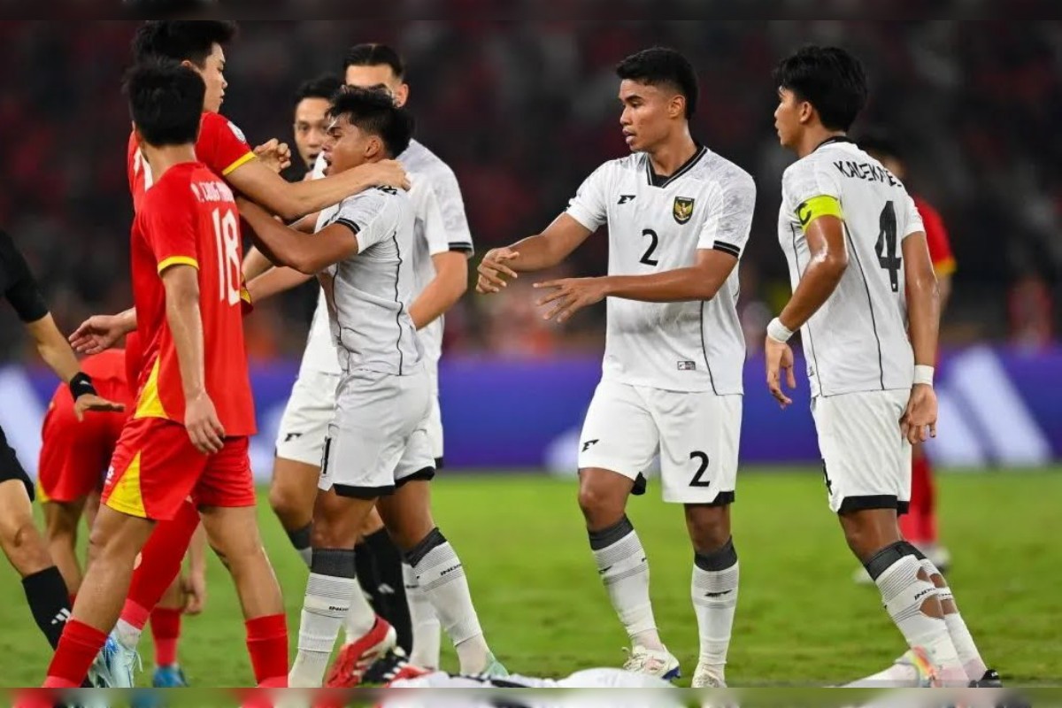 Pemain Timnas U-23 Indonesia tertunduk lesu usai kalah dari Vietnam di partai final turnamen regional, memperpanjang puasa gelar juara.
