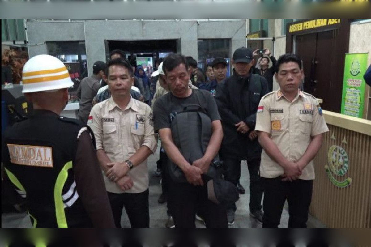 22 orang terjaring OTT dalam kasus dugaan korupsi dana desa saat rapat kepala desa di Pagar Gunung, Lahat, Sumsel.