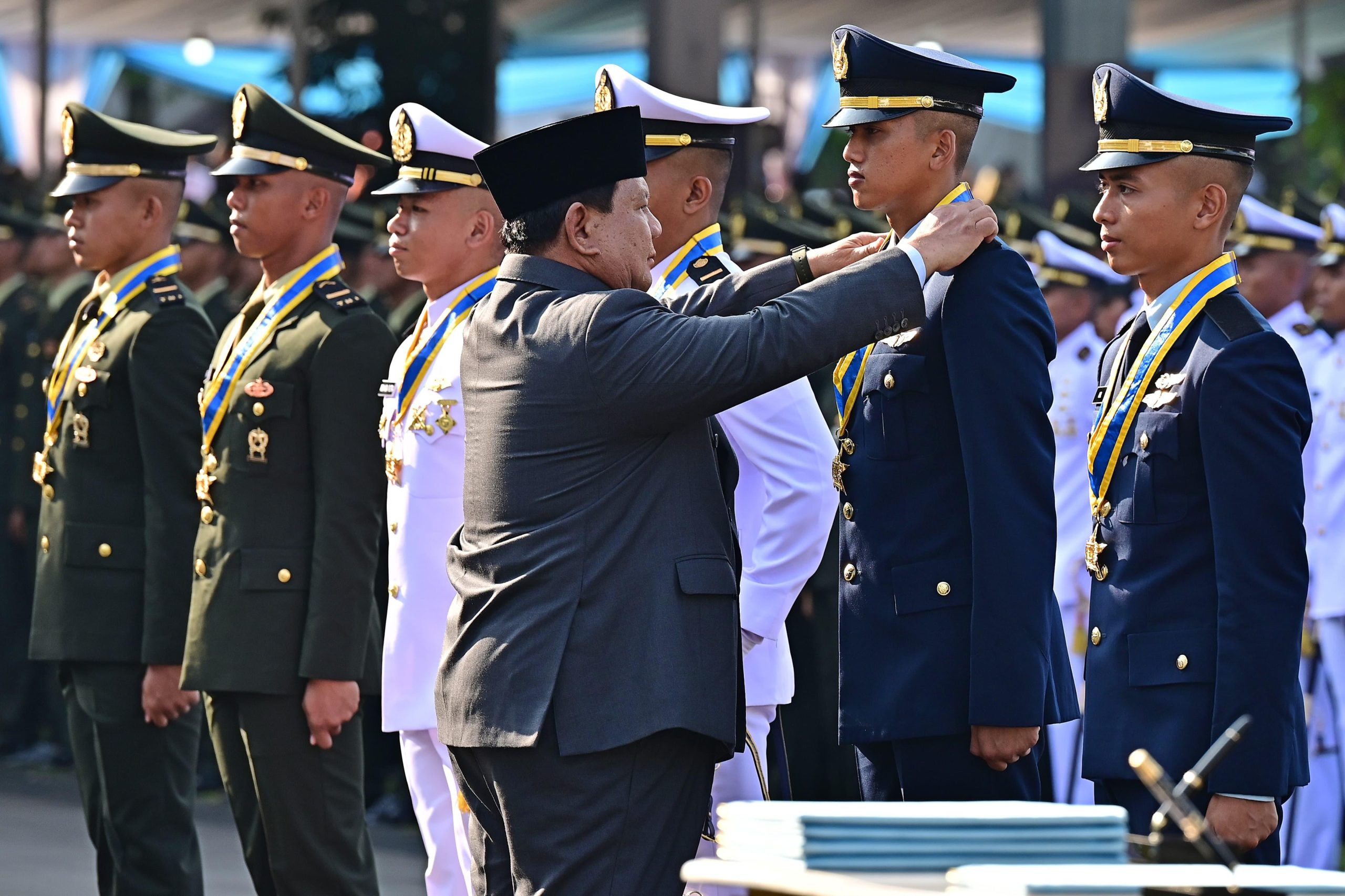 Presiden Prabowo Subianto melantik 2.000 perwira remaja TNI-Polri dalam upacara Prasetya Perwira (Praspa) 2025 di Cilangkap.