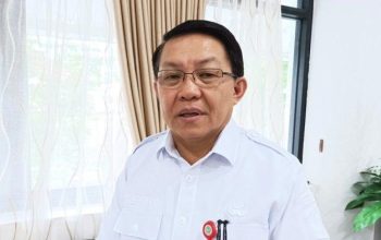 Denny Mangala beri ultimatum akan tempuh jalur hukum soal tudingan pencopotan plank RSUD OD-SK di forum DPRD Sulut.