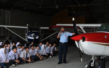 Siswa baru Sekolah Angkasa mengikuti MPLS bertema kedirgantaraan di Lanud Husein Sastranegara, didampingi personel TNI AU di hanggar FASI.