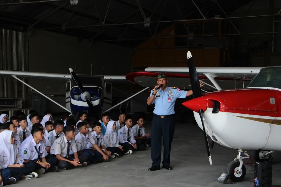 Siswa baru Sekolah Angkasa mengikuti MPLS bertema kedirgantaraan di Lanud Husein Sastranegara, didampingi personel TNI AU di hanggar FASI.