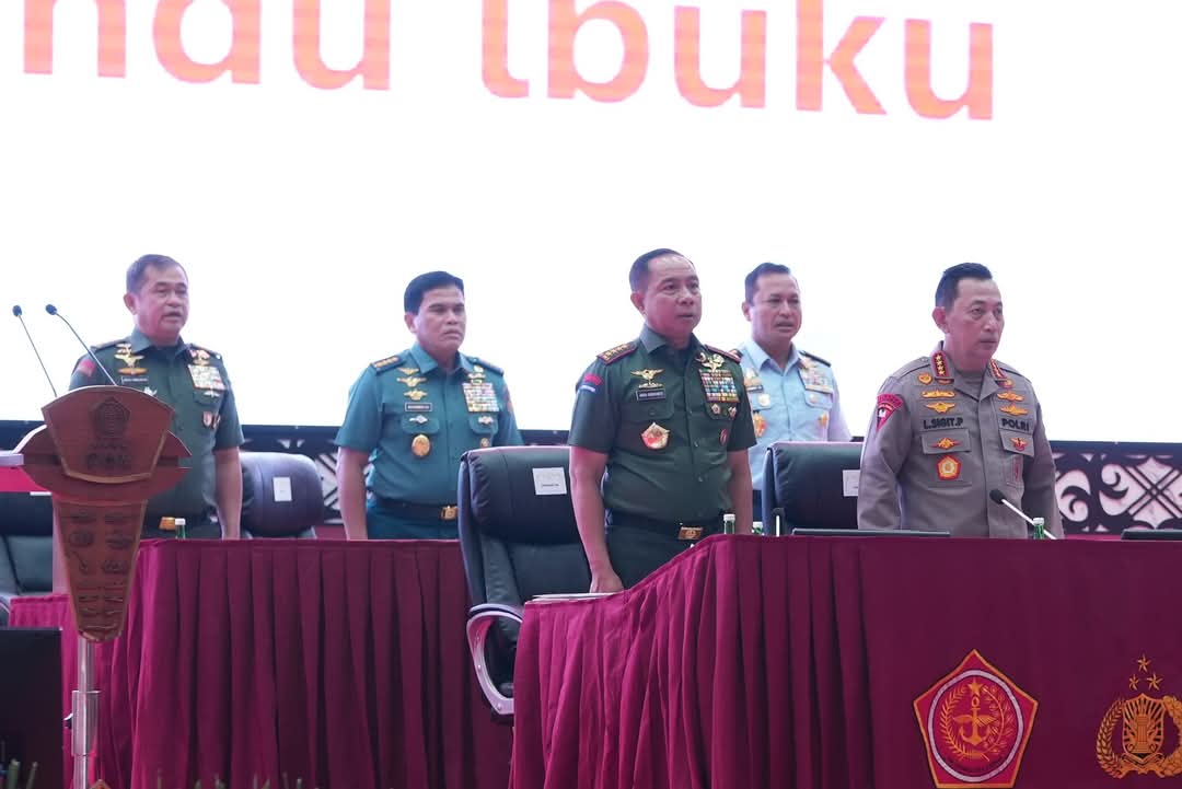 Panglima TNI dan Kapolri memberi pembekalan kepada 2.000 Capaja TNI-Polri di GOR A. Yani, Cilangkap, menjelang Praspa 2025.