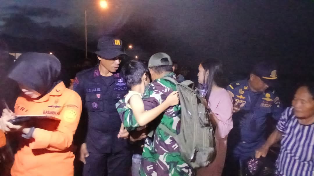 Anggota TNI dan warga membantu proses evakuasi penumpang KM Barcelona VA yang terbakar di Laut Talise