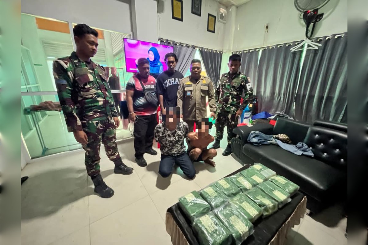 TNI AL menangkap dua kurir narkoba yang membawa 12 kilogram sabu dalam operasi pengamanan laut.