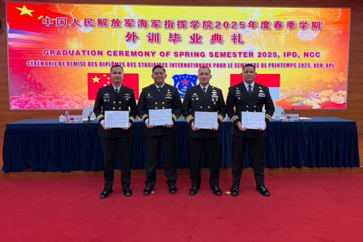 Perwira TNI AL menerima penghargaan kelulusan terbaik dari National Command College (NCC) Tiongkok.