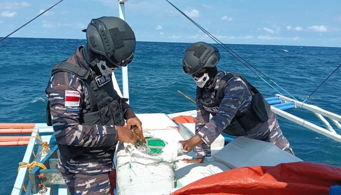 TNI AL Tangkap Dua Kapal Bermuatan Skincare dan Obat Ayam Ilegal Asal Filipina di Perairan Sangihe