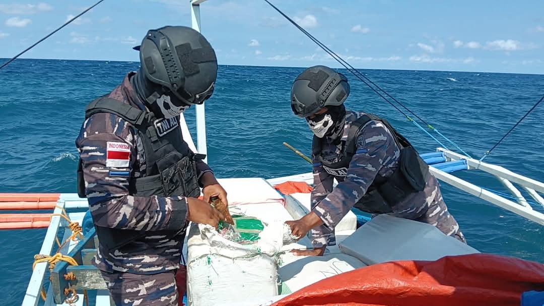 Dua kapal asal Filipina bermuatan skincare dan obat ayam ilegal diamankan TNI AL di perairan Sangihe, Sulawesi Utara.