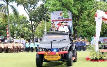 Personel Polri dan tamu undangan mengikuti upacara Hari Bhayangkara ke-79 di halaman Kantor Gubernur Sulut.