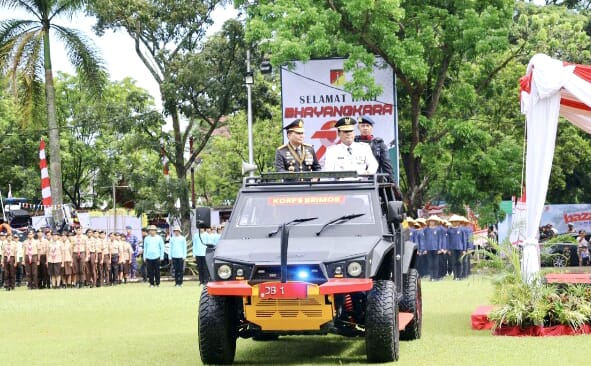 Personel Polri dan tamu undangan mengikuti upacara Hari Bhayangkara ke-79 di halaman Kantor Gubernur Sulut.