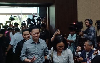 Tom Lembong keluar dari ruang sidang Tipikor Jakarta Pusat usai mendengar tuntutan jaksa 7 tahun penjara tanpa uang pengganti, 4 Juli 2025