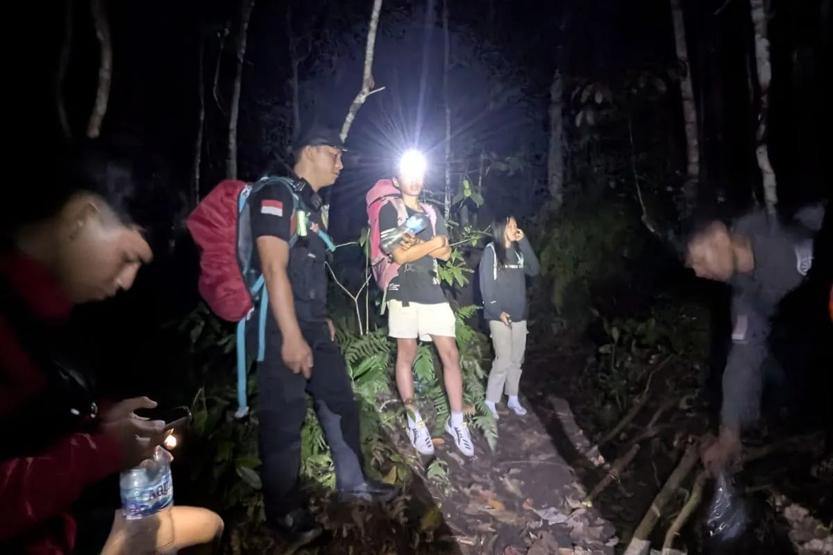 Tim SAR Manado evakuasi gadis 16 tahun yang pingsan di Gunung Klabat akibat sakit perut, proses berlangsung dramatis tengah malam.